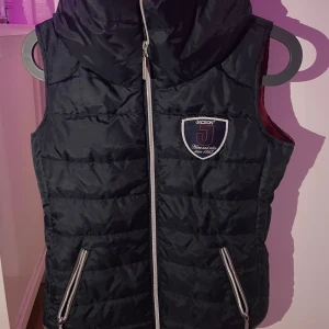 Väst från Jacson - En fin ridväst från Jacson i strl XS, dock passar mig som har ish S. Varm och fin!