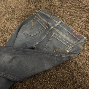 Dondup george - Riktigt schyssta dondup george jeans i strl 31. Riktigt bra skick, iprincip nya. Passar mellan 170-180, hör av er vid frågor! 🤗