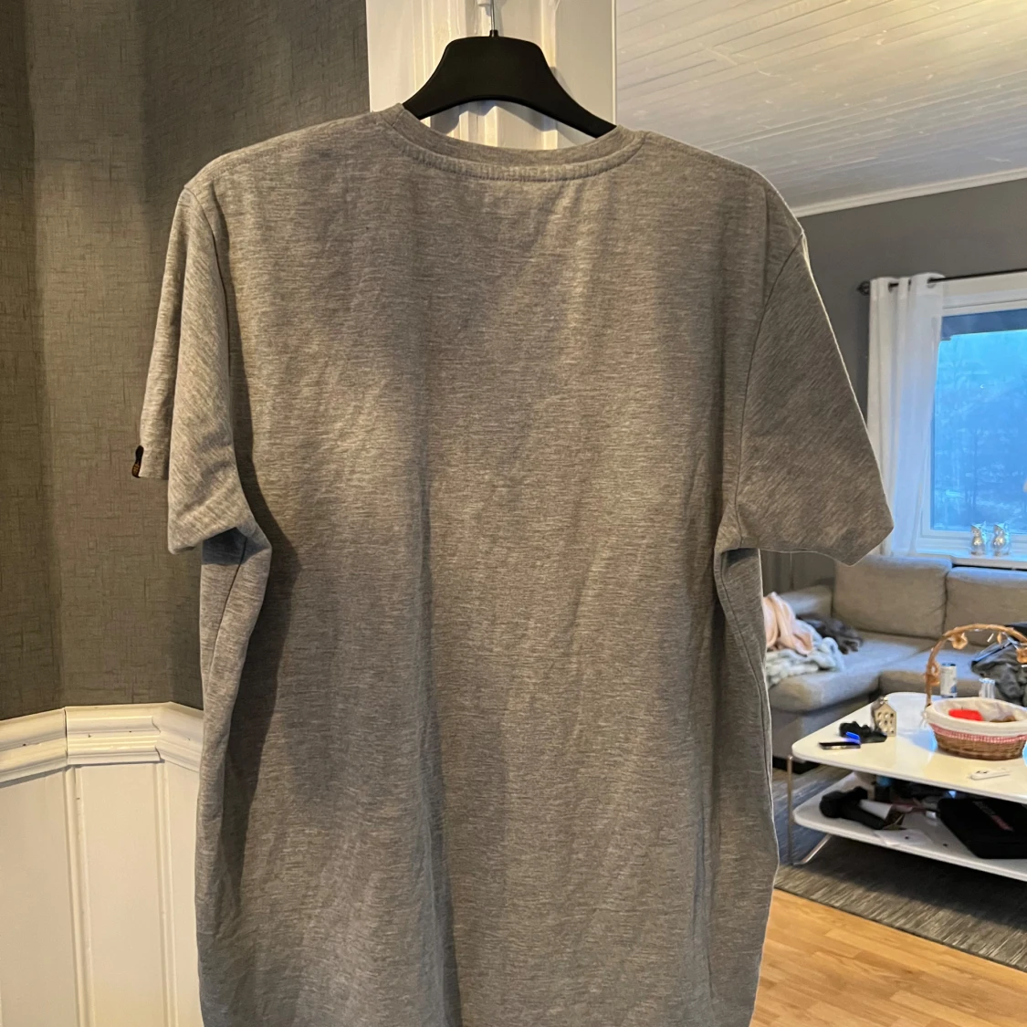 Grå t-shirt från Alpha Industries - 1