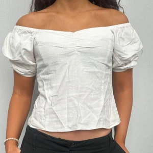 Vit offshoulder topp  - Vit off shoulder topp av linne från H&M