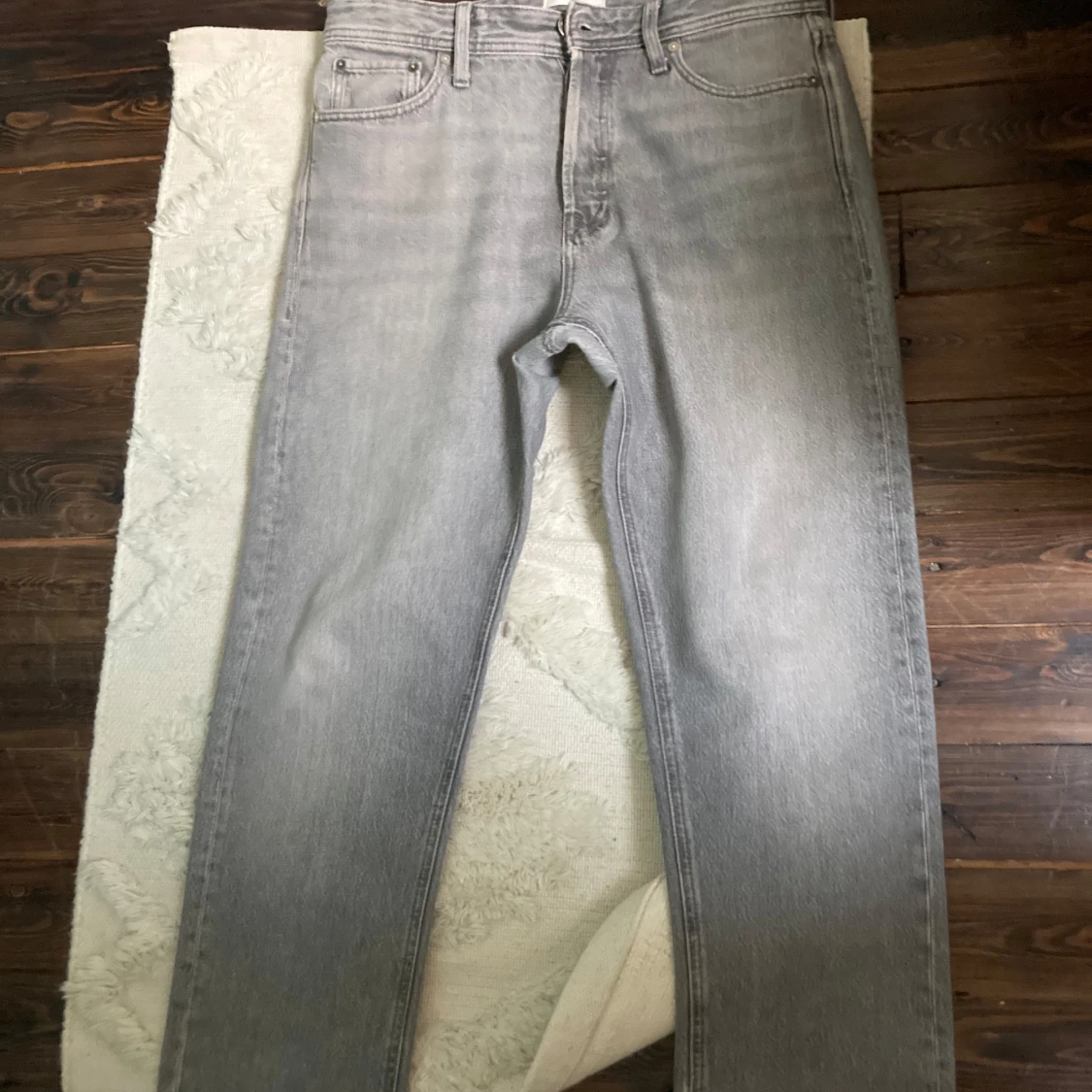 Grå jeansbyxor med relaxed fit