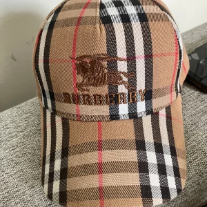 Burberry keps - Tjenare säljer nu min riktigt feta burberry keps hör av er om ni är intresserade på den så kan vi komma till en snabb affär 💫OBS vet inte om den är 100% akta använd kanske 4 gånger 💫