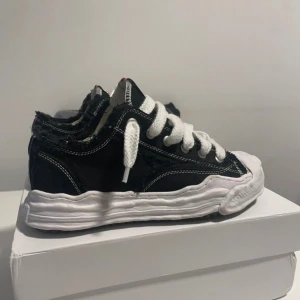 Maison Mihara Yasuhiro Skor - As kattiga M.M.Y skor köpta från Vinted men var för små :// Rip ❤️❤️ Storlek 44. Skriv gärna om du har nån fråga 🧙