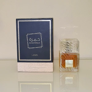 Lattafa Khamrah edp  - Viral arabisk parfym.  Fylls på i 3 ml spray-flaska (glas).   🚭 100% rökfritt och djurfritt hem.  