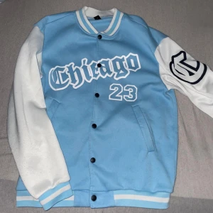 Chicago Kofta S - Jag säljer koftan på grund av oanvändning. Pris kan diskutera via intresse. 