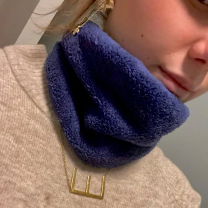 marinblå buff - Säljer mysig hals buff i fleece i marin blå! Funkar även perfekt som pannbandt, Även en perfekt detalj för snygga outfits! Hör av er vid frågor och kolla min profil för fler färger!❤️