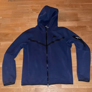 Mörkblå Nike Tech - Säljer Mörkblå Nike Tech. Köpt på Nikes hemsida för ett tag sedan.