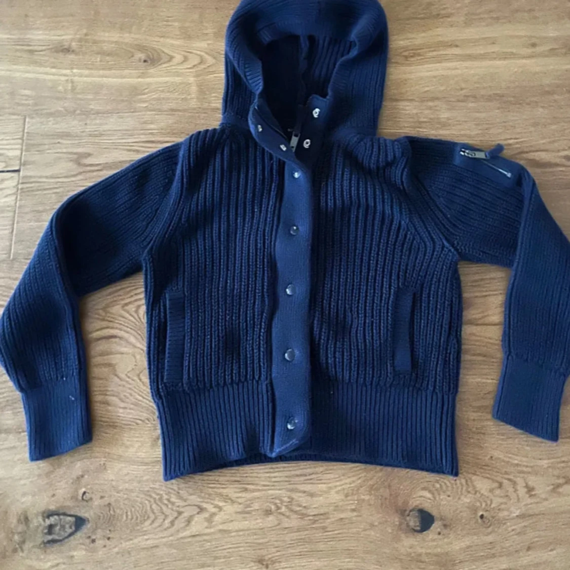 Mörkblå stickad hoodie med dragkedja - 1