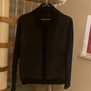Daniele fiesoli Jacka/Cardigan - En jätte snygg jacka/ Cardidan som jag köpte för cirka 3 veckor sedan, ny pris är 5400 men kommer att sälja den för 3300 kr.