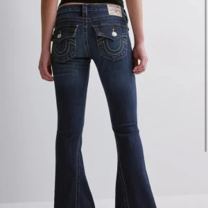 True religion jeans  - Snygga mörkblåa jeans från True Religion, de är i modellen JOEY❣️ de är endast använda fåtal gånger, och har därför inga defekter eller tecken på användning. Nypriset är 1299, därav högre pris 🤗