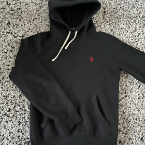 Ralph lauren - Tjena säljer nu denna riktigt snygga Ralph lauren hoodien i färgen svart. Den är i storlek S och har inga vidare defekter. Hör av er vid frågor eller vid funderingar. 