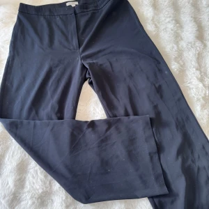 Mörkblå kostymbyxor - Snygga svarta byxor från H&M i en klassisk stil. 💕De har en rak passform och är perfekta för en stilren look. Byxorna är tillverkade i ett bekvämt material och har en diskret dragkedja framtill.💕supersköna och tunna kostymbyxor💕