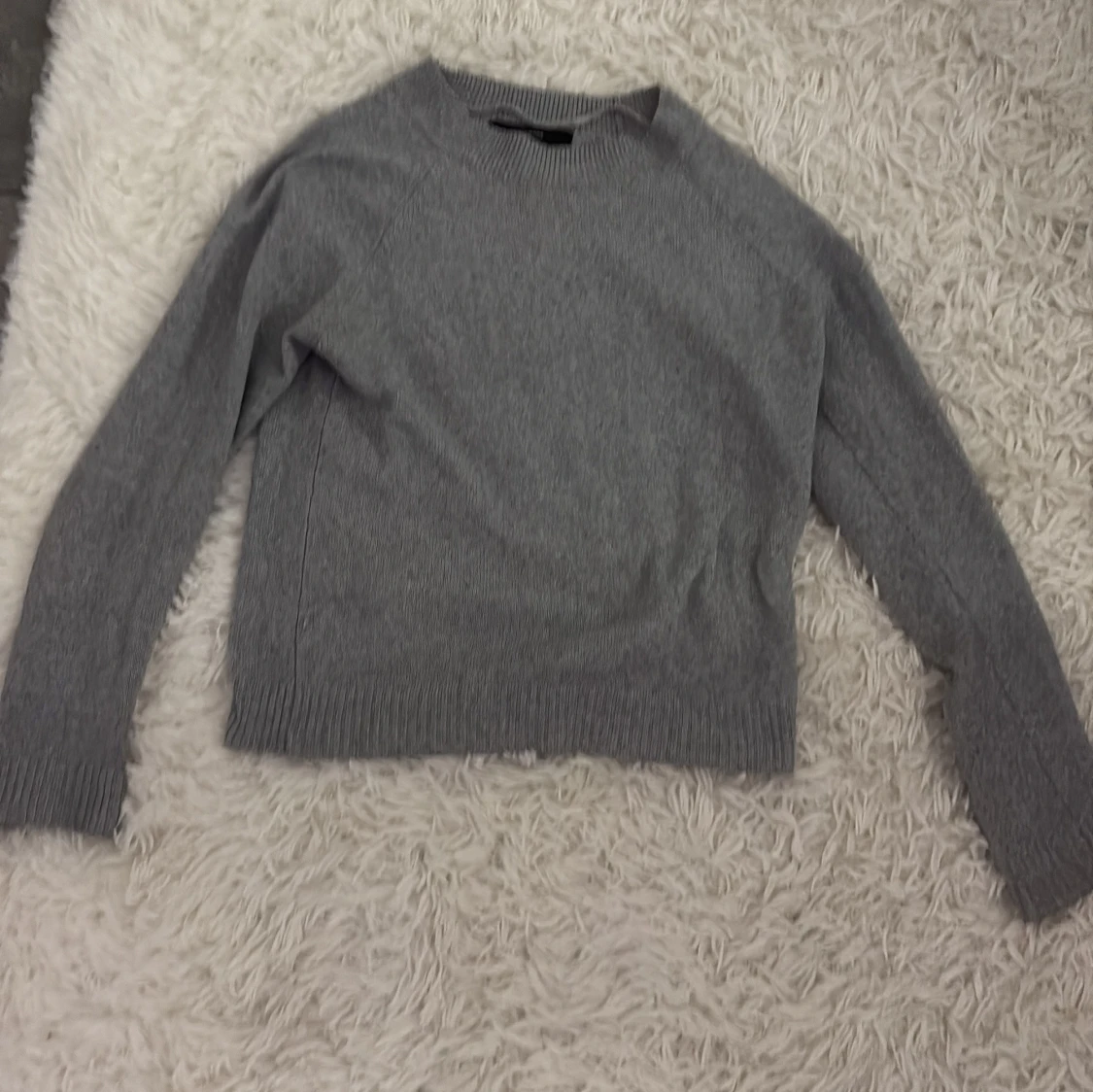 Grå stickad tröja