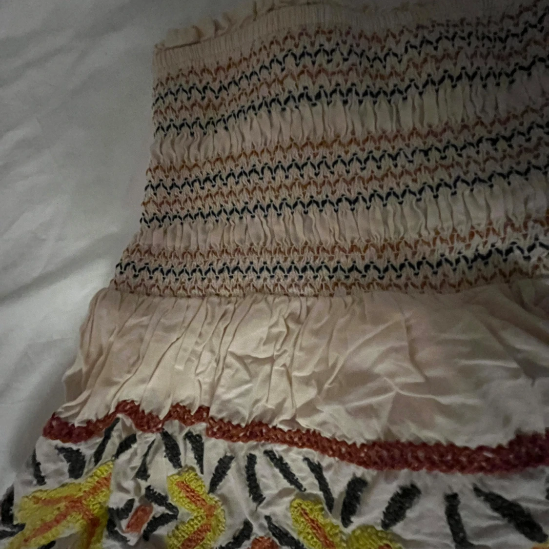 Beige kjol med broderade detaljer. STOR STORLEK + STRETCHIG