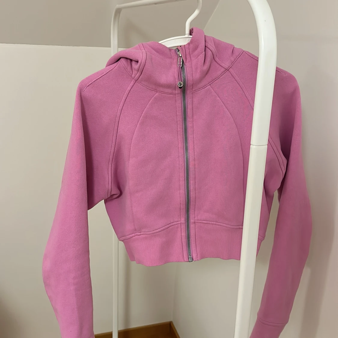 Rosa hoodie från Lululemon