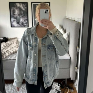 Ljusblå jeansjacka - Jättesnygg overzised ljusblå jeansjacka från ginatricot! 