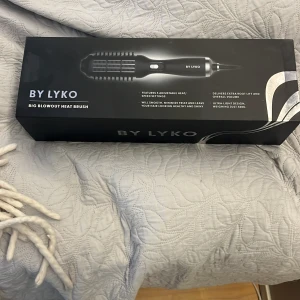 By Lyko Big Blowout Heat Brush - Säljer en By Lyko Big Blowout Heat Brush som kombinerar hårtorkens värme med en rund borste för att skapa en professionell look. Den har 3 justerbara värme- och hastighetsinställningar och är ultralätt med en vikt på endast 388g. Perfekt för att ge extra volym och lyft till hårrötterna. Aldrig andvänts!