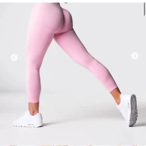 Rosa leggings från NVGTN - Seamless contour model, aldrig använda, prislappen kvar, köpt för 799kr 