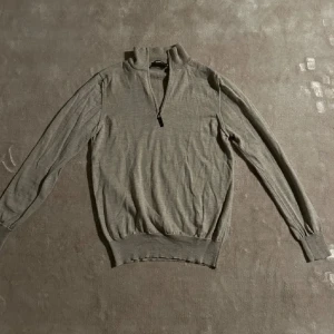 Halv zip från Ströms - Säljer en stilren beige tröja från Ströms. Storleken är S och är i väldigt bra skick. Kontakta mig vid frågor 