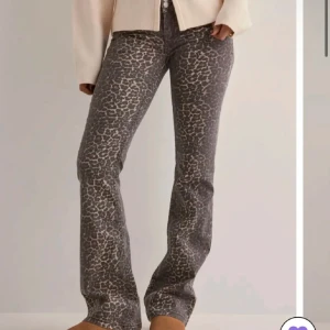 Leopard jeans  - Sitter hur snyggt som helst❤️ säljer då jag har ett par till liknade❤️ dem är använda 1 gång så helt ny skick!!! (Ny pris 700kr) kan gå ner i pris vad snabbt köp❤️