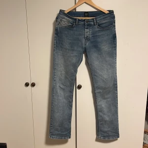 Blå jeans från Montén - Säljer dessa jeans från Monten i stl 30/32. Jeansen är i mycket fint skick och är inte använda särskilt mycket. Jag är 190 cm (OBS lite korta för mig) vid fråga är det bara att skriva. 