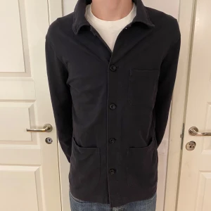 Blå overshirt  - En otroligt fet overshirt från uniqlo. Storlek M. 10/10 skick. Pris går att diskutera.