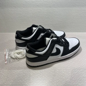 Nike panda Dunks - Tjena! Säljer dessa tvär fet Nike panda dunks i storlek 44 men passar 43. Skorna är aldrig är använda men har dessvärre inget originellt kvar därav priset! Skriv vid minsta fråga:)