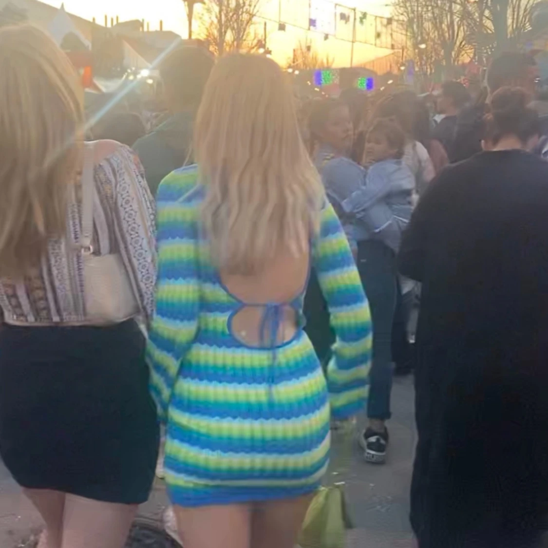 Färgglad stickad klänning💙💚 - 2