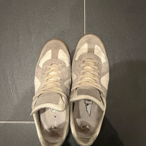 Maison Margiela Gats - Tja! Säljer nu mina Gats i strl 42,5. De är överlag använda men i relativt bra skick utöver de de hålen på sidan av skorna, se bild 3/4. Inget som märks eller syns vid användning men viktigt att notera. Kom med bud och skriv vid frågor!🤗