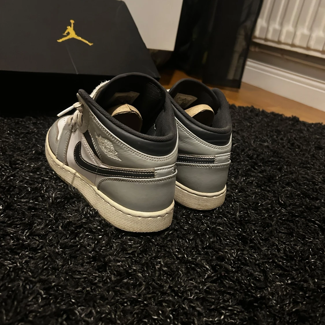 Nike Air Jordans i grått och svart - 2