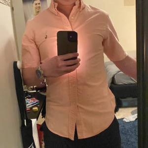 Ralph Lauren | Korallfärgad Skjorta | S - ‼️Korallfärgad Skjorta från Ralph Lauren‼️ Märke: Ralph Lauren 🏷️ Storlek: S 📏 Passform: Slim fit 📌 Skick: ⭐️10/10⭐️ Fraktar: Inom 1 dag 📦 