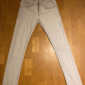Ljusgråa dondup jeans  - Säljer nu det här paret dondup som har en sällsynt ljusgråa färg. Nypris är runt 3400 mitt pris 749 är uppen för bud löser alla bud 