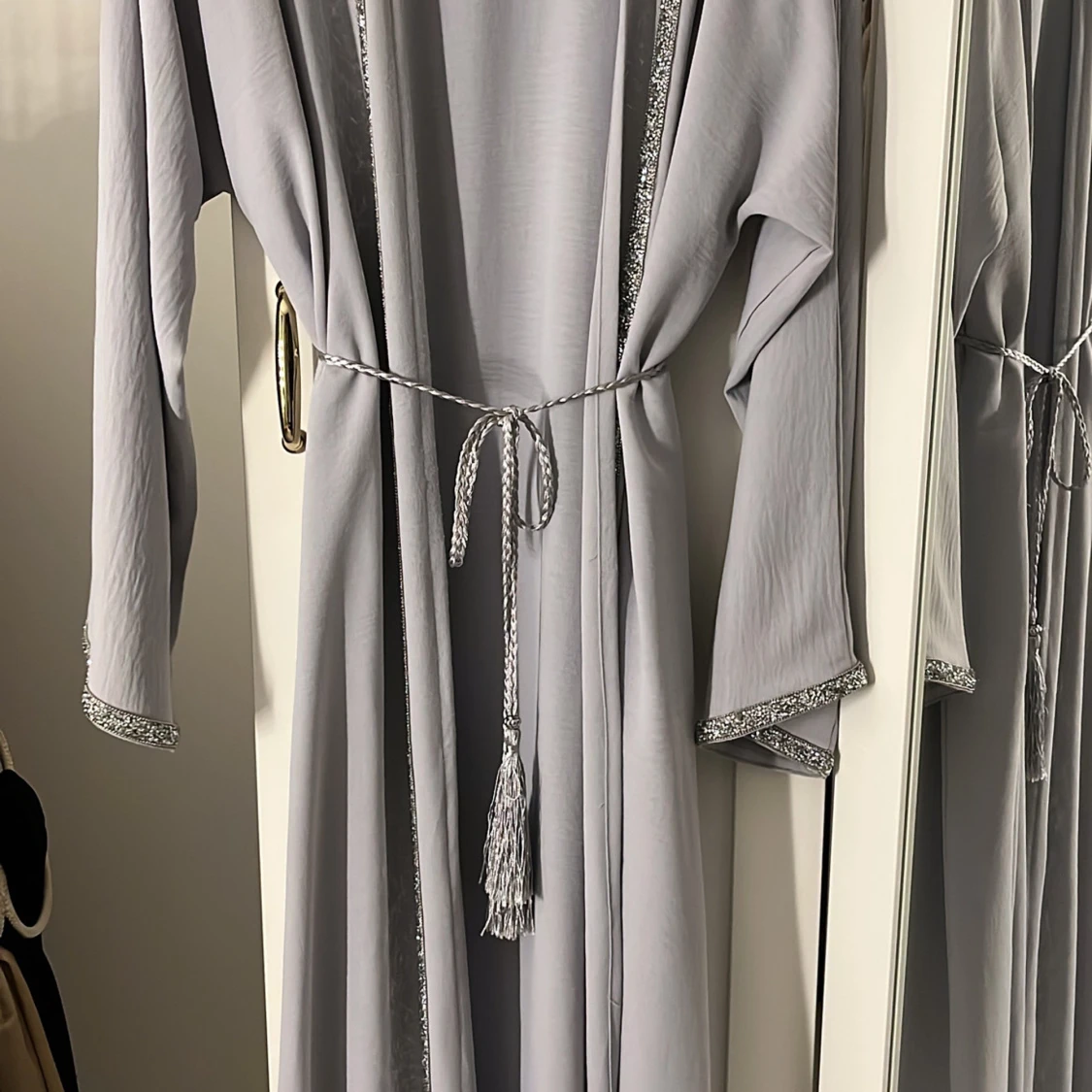 Abaya  med glittriga detaljer - 2