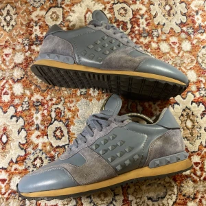 Valentino Rockrunners  - Hej! Säljer nu mina skor från märket Valentino , storlek 41, bra skick. Givetvis äkta, Tveka inte på att höra av dig om du har frågor eller funderingar kring skorna!