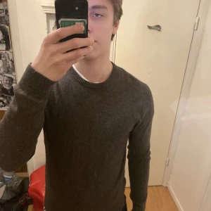 Båda tröjor  - Brun tröja, 10/10