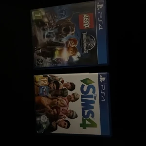 PS4-spel: LEGO Jurassic World och The Sims 4 - Säljer två PS4-spel: LEGO Jurassic World och The Sims 4. LEGO Jurassic World erbjuder spännande äventyr i dinosauriernas värld, medan The Sims 4 låter dig skapa och styra simmar i en virtuell värld. Perfekt för spelentusiaster som gillar äventyr och simulering. Frakt ingår inte
