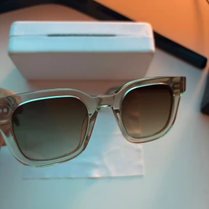  Chimi glasögon i design 04, färg ecru  - Snygga solglasögon från Chimi. Har inga skrapor eller defekter. Perfekta för en stilren look. Ramen är i en ljus, genomskinlig nyans som ger en modern touch. Modell: 04 färg: ecru 