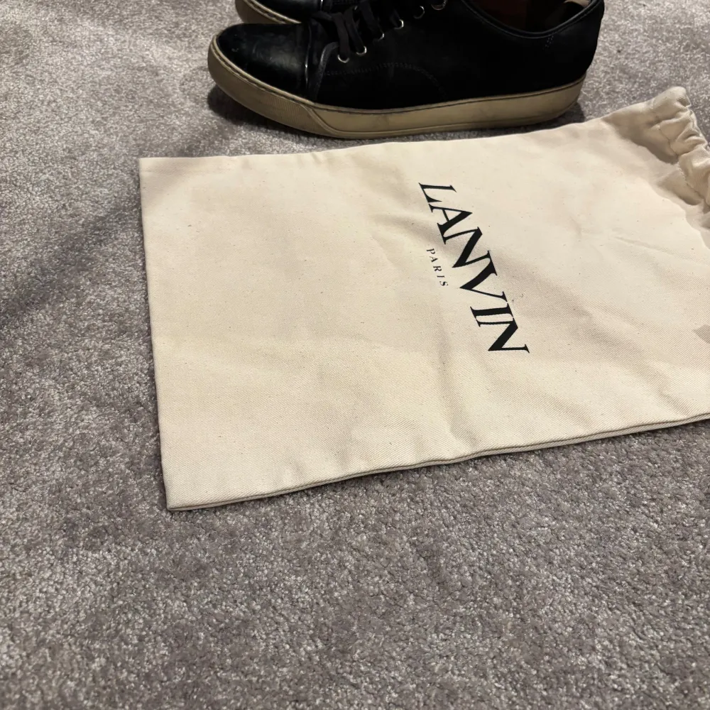 Snygga svarta sneakers från Lanvin med storlek uk8 med snörning och vit sula. Helt klart sett sina finare dagar hälen är uppsliten och sulan är förstörd men det är inget som inte går att piffa upp. Dustbox ingår och priset är ej hugget i sten. Kengät.