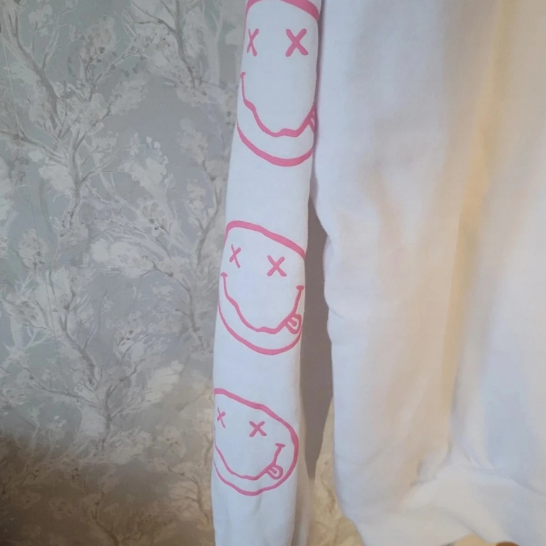 Vit Nirvana hoodie med rosa tryck - 2