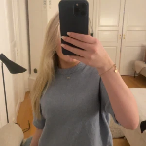 Ljusblå stickad  tröja - Säljer denna stickade tröjan från Gina tricot i storlek Xs/S, nytt skick! 