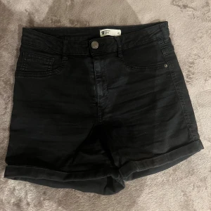 Svarta jeansshorts från Gina Tricot - Snygga svarta jeansshorts från Gina Tricot med hög midja☺️