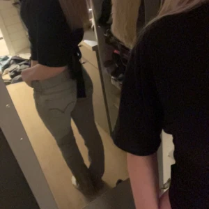 Levis Jeans - Jättesnygga lågmidjade levis jeans i modellen 472 bootcut!! Är i superbra skick då dom knappt använts💞 Liknar ltb jeansen väldigt mycket!! 💞kan gå ner i pris 💕
