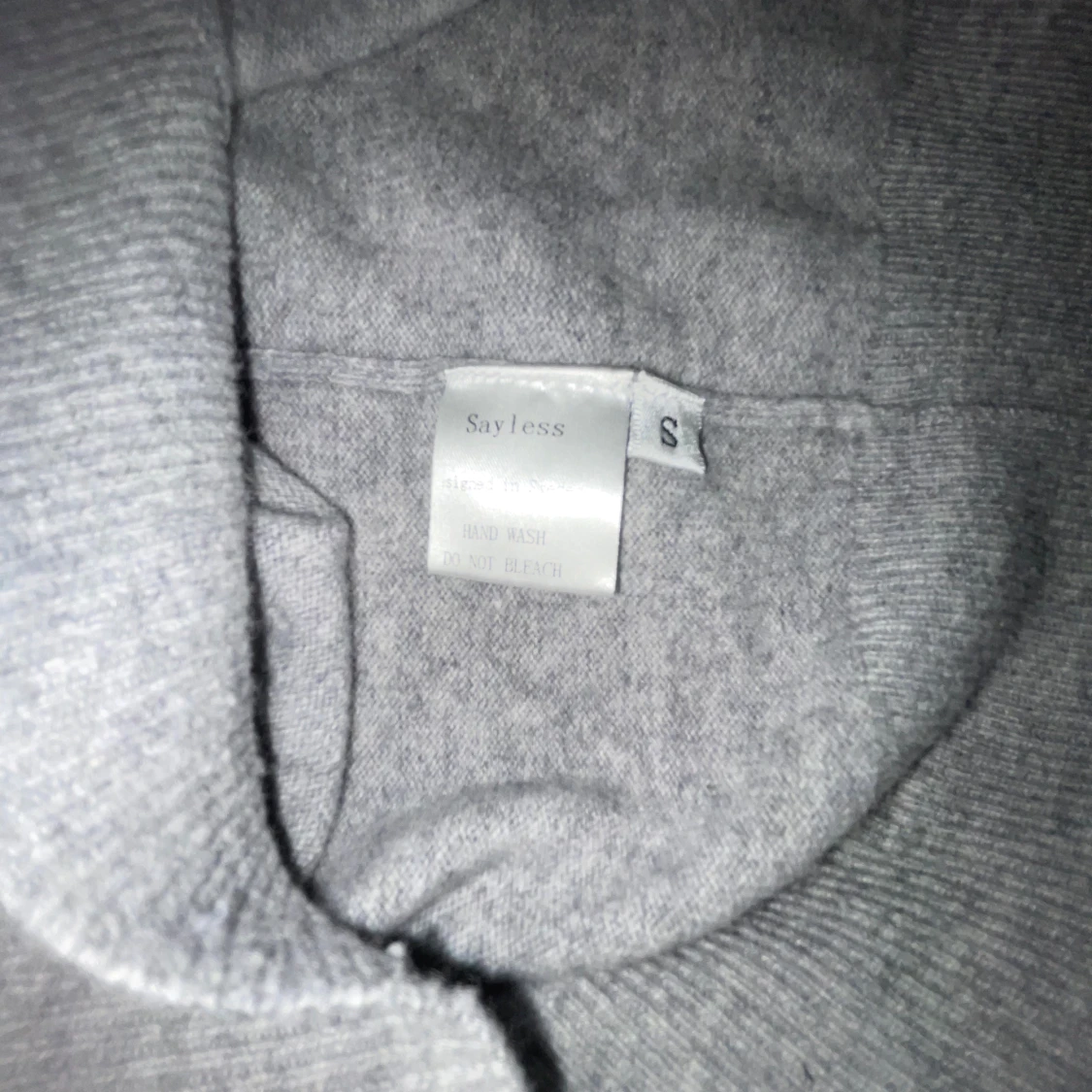 Grå kashmir hoodie från Sayless - 3