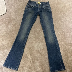 Lågmidjade bootcut jeans - Så snygga lågmidjade bootcut jeans. Midjemått rakt över: 37 cm, innerbenslängd: 88 cm❤️