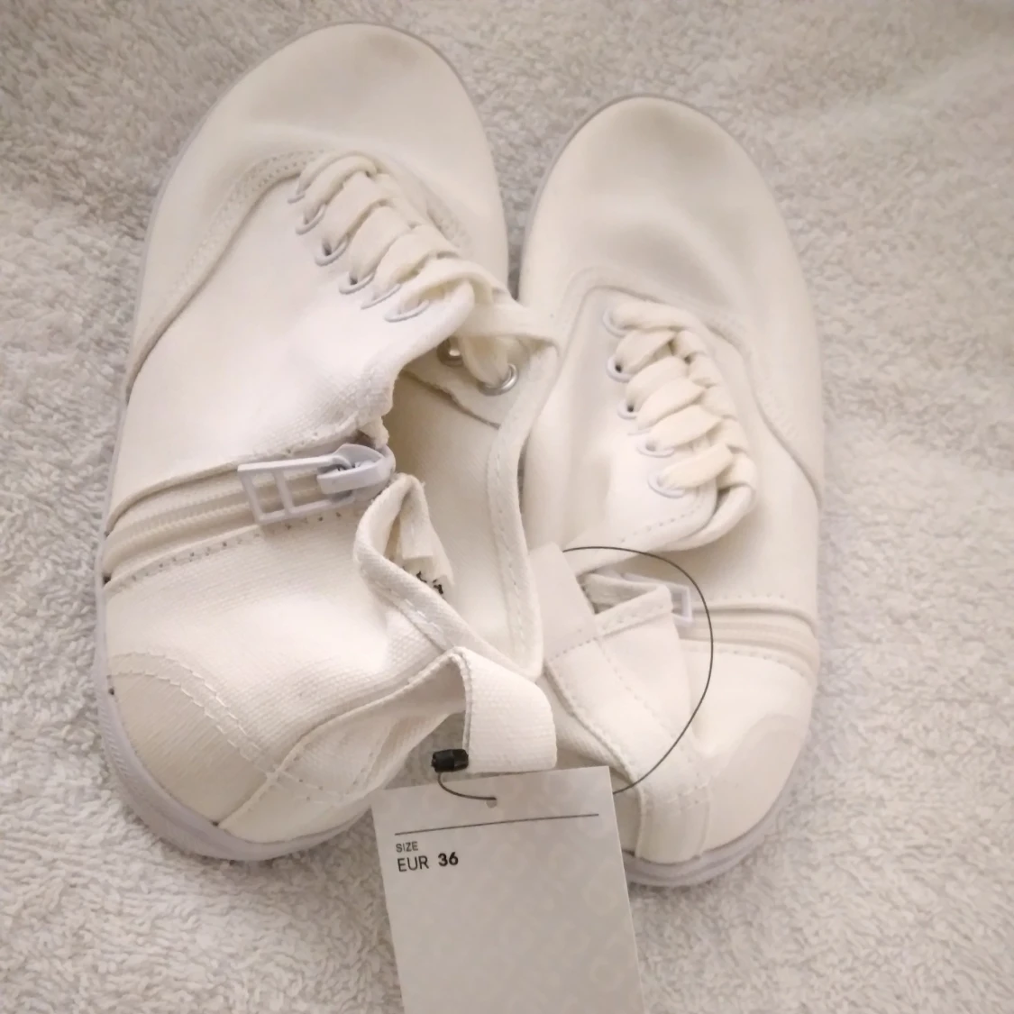 HELT NYA & OANVÄNDA höga sneakers från Divided / H&M, vit / vita, 36. - 3