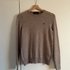 Beige tröja från Morris - Säljer en stilren beige tröja från Morris i 100% merinoull. Perfekt för kyligare dagar. Säljer den för att den är för liten. Knappt använd inga defekter. 