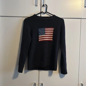 USA stickad gant tröja - Den är i väldigt bra skick utan defekter osv. Passar mig bra som är 174. Skriv för fler frågor eller bilder 😁