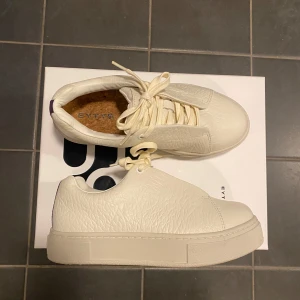 Eytys Doja vit - Snygga vita eytys, modell : Doja! Helt nya och använda, endast testade. Sälj pga fel storlek☺️ (org.pris 2100kr) #eytys #sneakers #vit #doja #beige #trend
