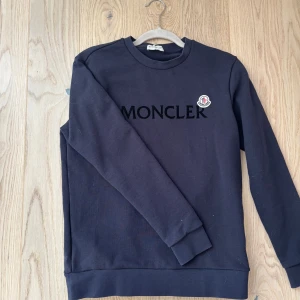 Moncler sweatshirt - Säljer nu min moncler sweatshirt i storlek s. Tröjan är i väldigt fint skick och knappt använd säljer för att jag har växt ut den. Vid fler frågor/bilder tveka inte på att skriva!