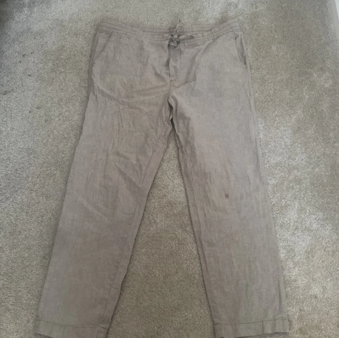 Beige linnebyxor med snörning